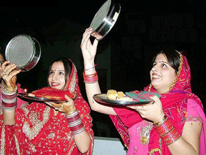 Women see moon and do puja (AstroCAMP.com)